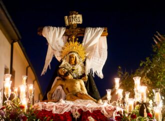 Una campana rompiendo el silencio absoluto: así fue la procesión de las Angustias del Lunes Santo en Alcalá