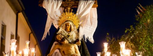 Una campana rompiendo el silencio absoluto: así fue la procesión de las Angustias del Lunes Santo en Alcalá