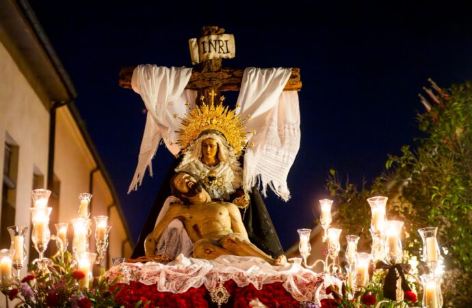 Una campana rompiendo el silencio absoluto: así fue la procesión de las Angustias del Lunes Santo en Alcalá