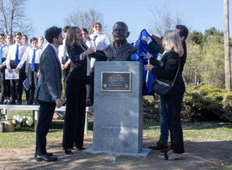 Inaugurado un busto del Doctor Jaime Mata en el barrio Ciudad del Aire de Alcalá de Henares