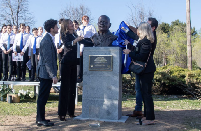 Inaugurado un busto del Doctor Jaime Mata en el barrio Ciudad del Aire de Alcalá de Henares
