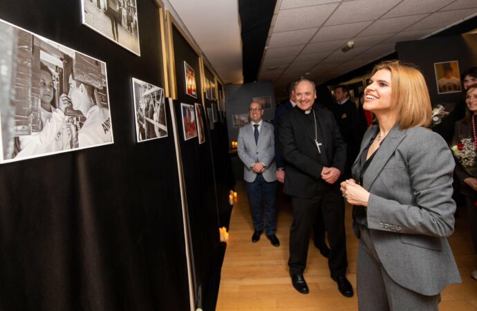 Inaugurada en Alcalá la exposición fotográfica Momentos de Fe en la Quinta de Cervantes