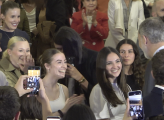 El Rey Felipe, entre móviles y más móviles de jóvenes, en su visita al Instituto Antonio Machado de Alcalá