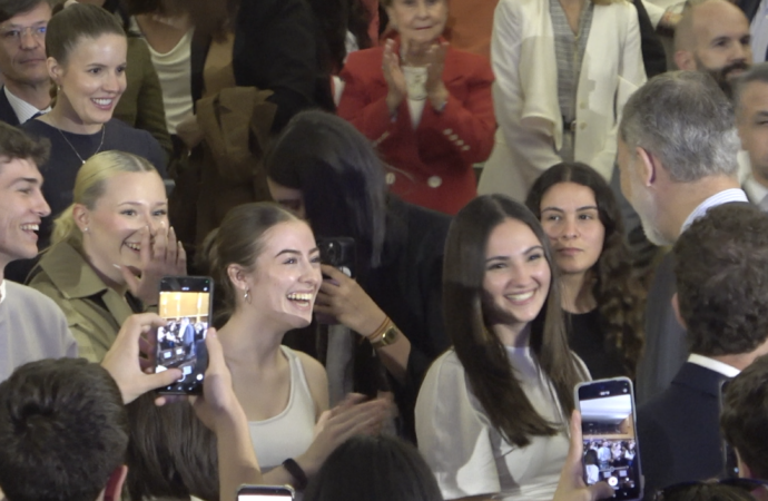El Rey Felipe, entre móviles y más móviles de jóvenes, en su visita al Instituto Antonio Machado de Alcalá
