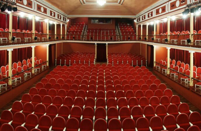 Jornada de puertas abiertas en el Teatro Cervantes de Alcalá con motivo del Día Internacional del Teatro