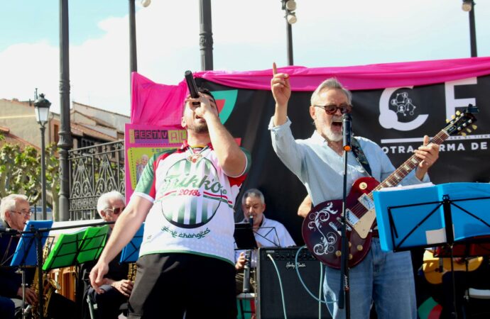 Cientos de personas disfrutaron en la Plaza de Cervantes de Alcalá del primer Festival Intergeneracional