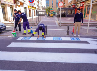 Nuevos pasos de cebra rotulados junto a los accesos a todos los centros educativos de Torrejón