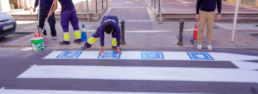 Nuevos pasos de cebra rotulados junto a los accesos a todos los centros educativos de Torrejón