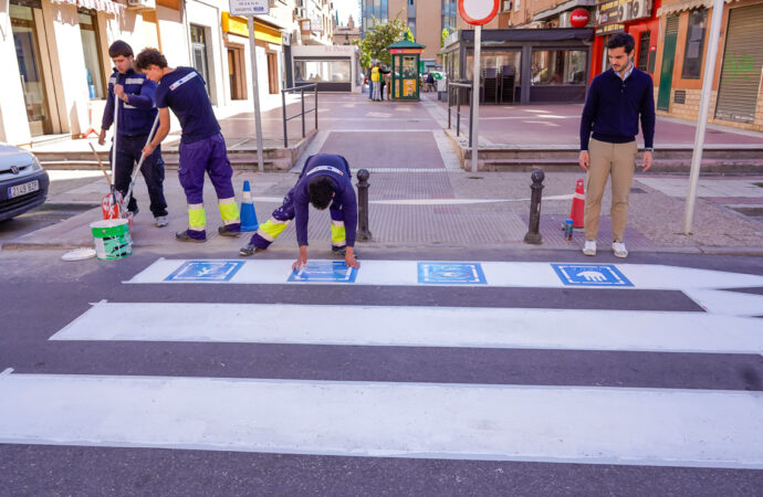 Nuevos pasos de cebra rotulados junto a los accesos a todos los centros educativos de Torrejón