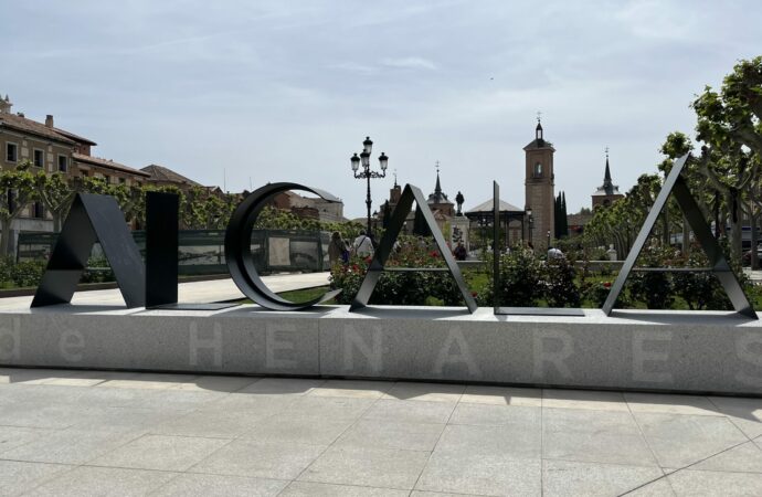 Así es el nuevo «photocall» de Alcalá de Henares en la Plaza de Cervantes