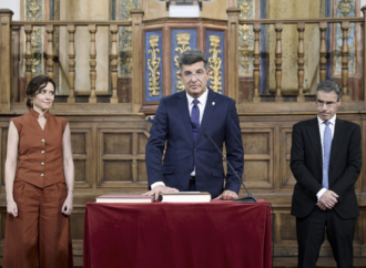 Carmelo García, investido rector de la Universidad de Alcalá, ante la presidenta regional Díaz Ayuso
