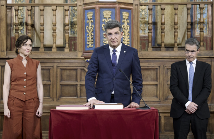 Carmelo García, investido rector de la Universidad de Alcalá, ante la presidenta regional Díaz Ayuso