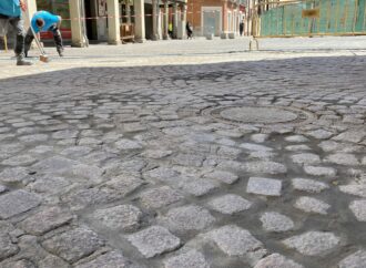 En marcha en Alcalá los trabajos de reparación del pavimento y limpieza de la calle Mayor