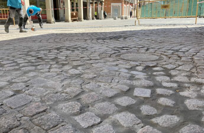 En marcha en Alcalá los trabajos de reparación del pavimento y limpieza de la calle Mayor