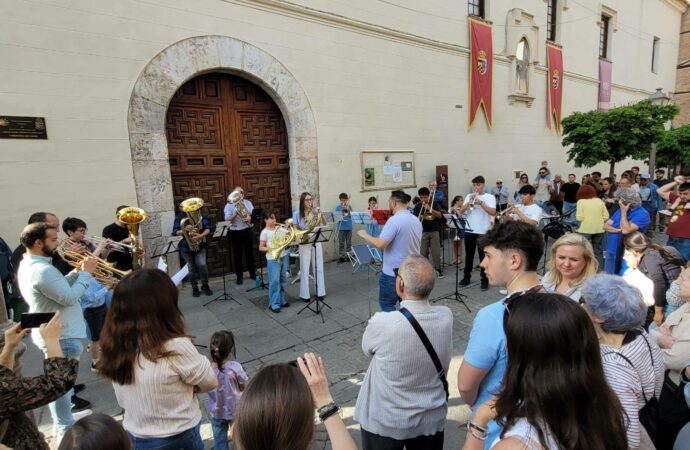 El Conservatorio Profesional de Música de Alcalá de Henares volvió a salir, literalmente, a la calle