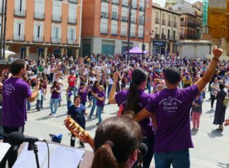 650 participantes para batir el récord de gente bailando la Jota en la Plaza Mayor de Guadalajara