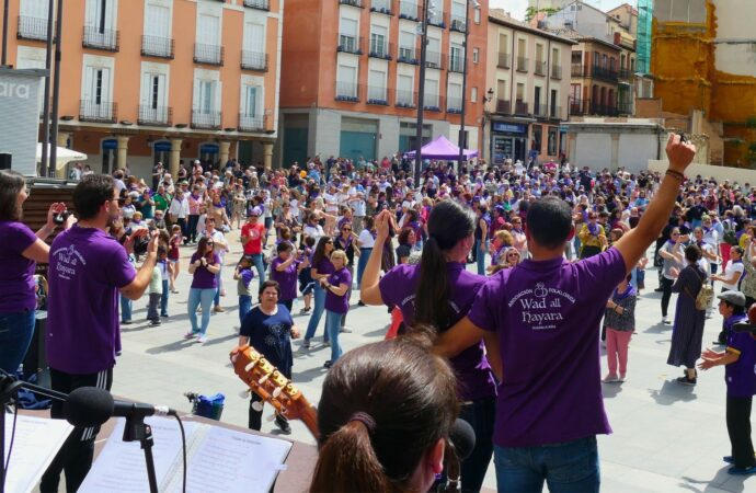 650 participantes para batir el récord de gente bailando la Jota en la Plaza Mayor de Guadalajara