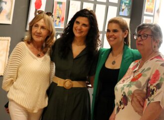 La alcaldesa de Alcalá destaca el talento de nuestros mayores en la nueva exposición de pintura en Santa María La Rica