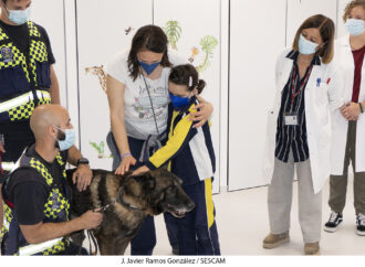 Los miembros de la Unidad Canina de Guadalajara visitaron el Hospital para enseñar la labor de los perros de rescate