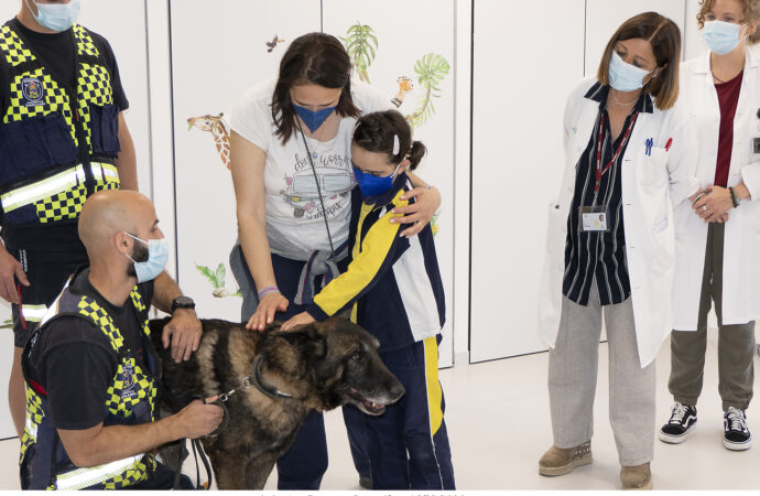 Los miembros de la Unidad Canina de Guadalajara visitaron el Hospital para enseñar la labor de los perros de rescate