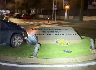 La Policía Local de Torrejón localiza a una conductora que abandonó el lugar tras chocar con un monumento
