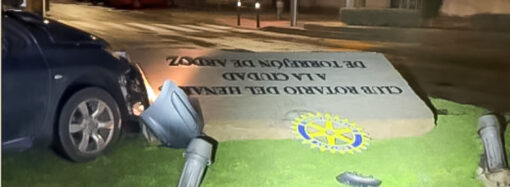 La Policía Local de Torrejón localiza a una conductora que abandonó el lugar tras chocar con un monumento