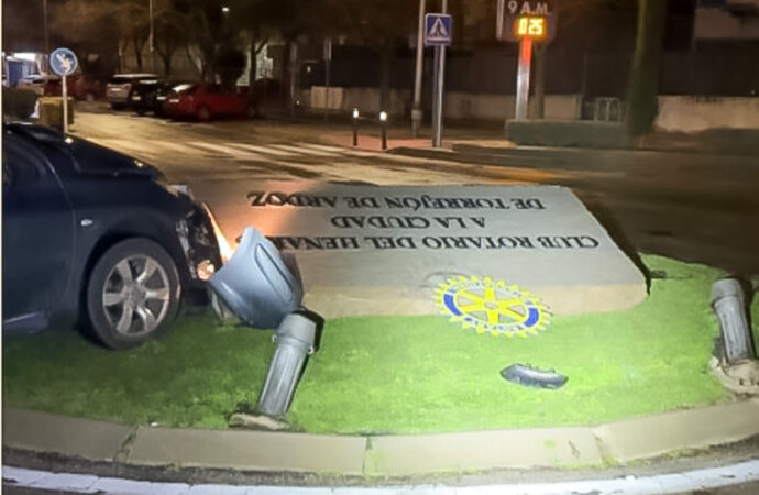 La Policía Local de Torrejón localiza a una conductora que abandonó el lugar tras chocar con un monumento