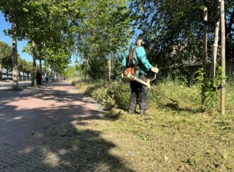 El Ayuntamiento de Alcalá intensifica las labores de desbroce de los espacios públicos