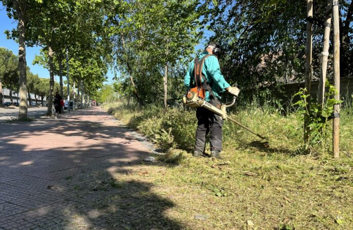 El Ayuntamiento de Alcalá intensifica las labores de desbroce de los espacios públicos