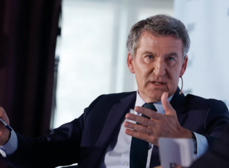 Alberto Núñez Feijóo, centro de todas las miradas, en su visita al VII Foro de Expansión celebrado en el Parador de Alcalá de Henares