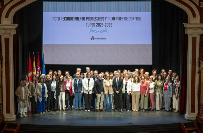 Acto de reconocimiento a los profesores y directores de escuelas, colegios e institutos de Alcalá de Henares