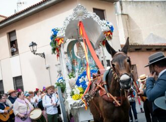 Los rocieros de Alcalá vencieron a la lluvia con misa y recorrido por el centro histórico
