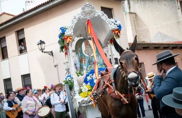 Los rocieros de Alcalá vencieron a la lluvia con misa y recorrido por el centro histórico