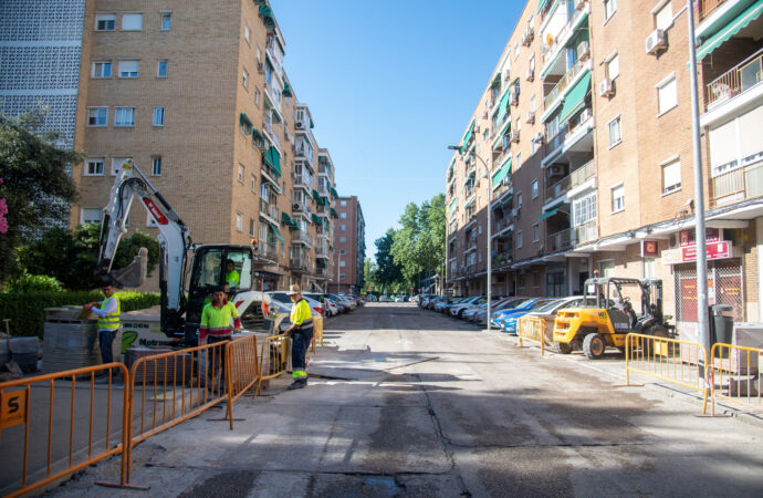 El Ayuntamiento de Alcalá mejora del asfalto en el Paseo de la Alameda y su entorno