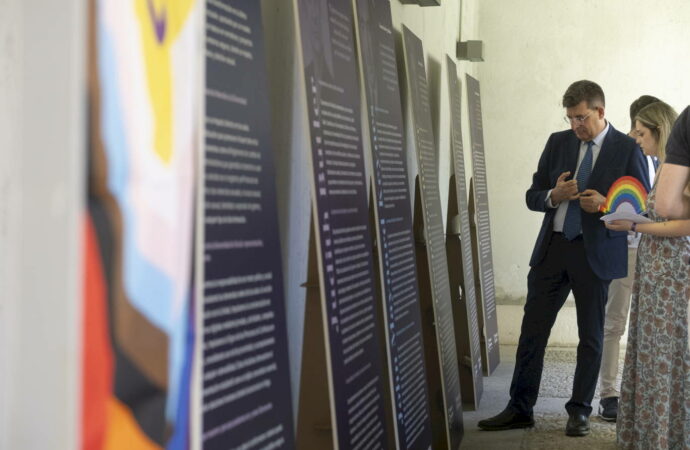 El Consejo de Estudiantes de la UAH inauguró una exposición sobre referentes LGTBIQA+ en el ámbito académico