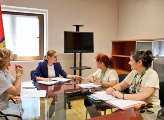 La alcaldesa, Judith Piquet, recibió a la Asociación de Enfermos de Fibromialgia de Alcalá de Henares