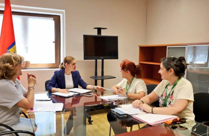 La alcaldesa, Judith Piquet, recibió a la Asociación de Enfermos de Fibromialgia de Alcalá de Henares