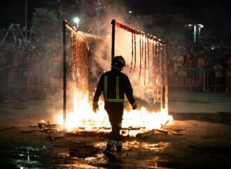La hoguera de San Juan volvió a reunir en Alcalá a cientos de vecinos en la noche más corta del año