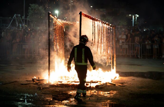 La hoguera de San Juan volvió a reunir en Alcalá a cientos de vecinos en la noche más corta del año