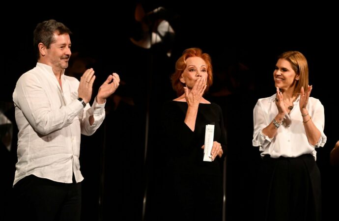 Paloma San Basilio recogió emocionada el Premio Fuente de Castalia 2026 en el marco del Festival Clásicos en Alcalá