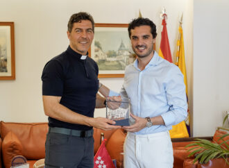 El párroco Jaime Salido, uno de los autores del himno oficial de la visita del Papa, recibido en el Ayuntamiento de Torrejón