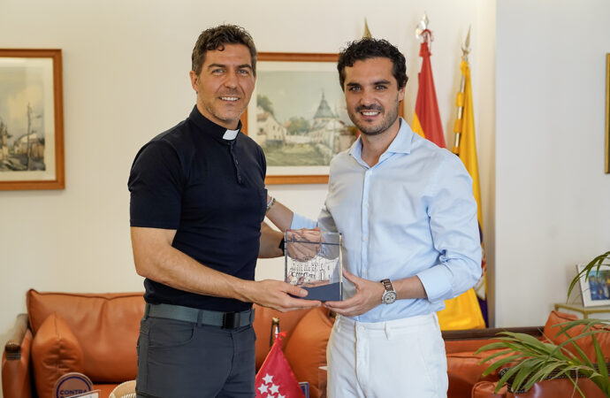 El párroco Jaime Salido, uno de los autores del himno oficial de la visita del Papa, recibido en el Ayuntamiento de Torrejón