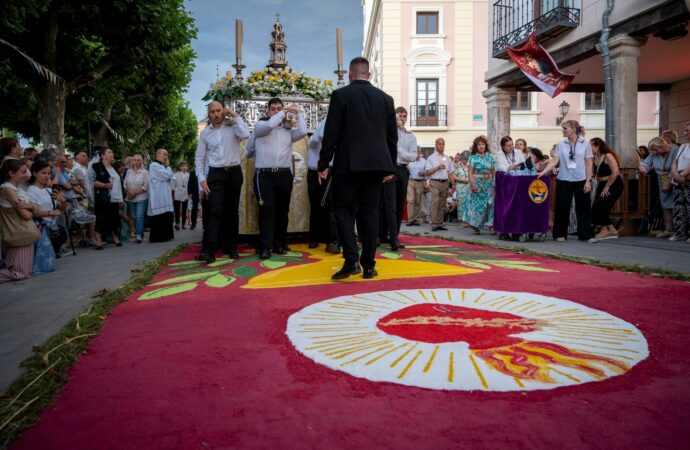 Alcalá celebró la procesión del Corpus Christi salvando la tormenta