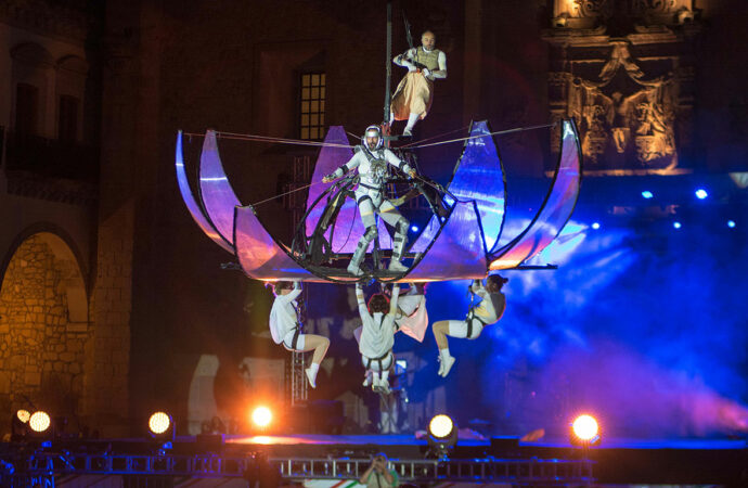 Clásicos en Alcalá arranca este viernes 12 con un gran espectáculo de teatro aéreo, pasacalles…