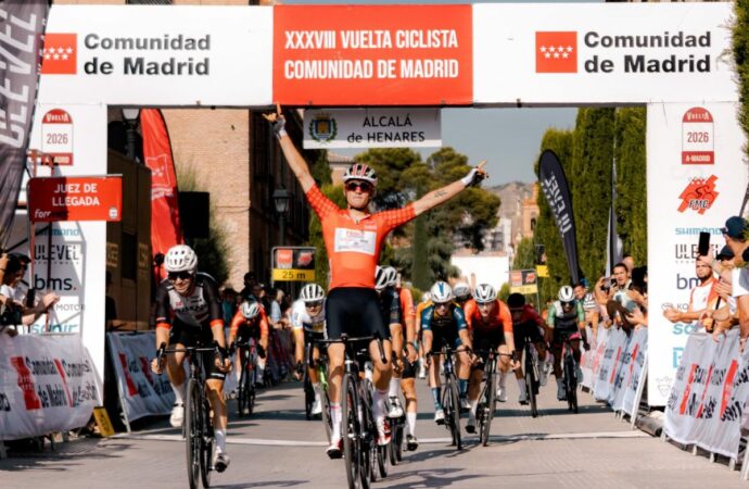 Alcalá acogió la Vuelta Ciclista a Madrid Sub 23 con llegada al sprint y mucho calor