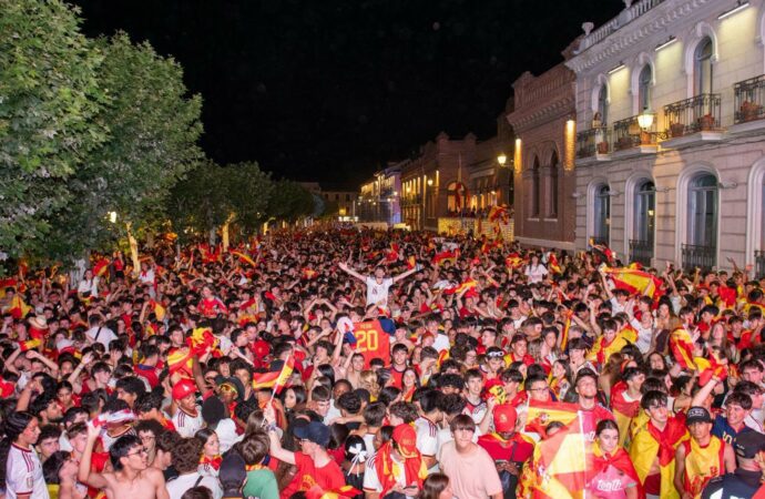 Más de 7.500 personas se reunieron en la Plaza de Cervantes de Alcalá para seguir la final del Mundial