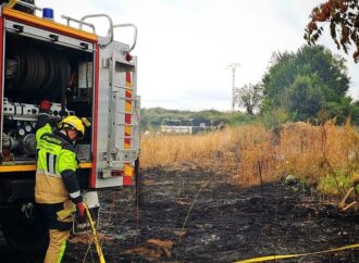 Bomberos del Ayuntamiento de Guadalajara y Protección Civil, movilizados en las labores de extinción del incendio de La Mierla