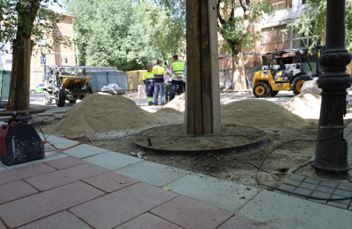 El Ayuntamiento de Alcalá invierte 190.000 euros en la plaza próxima al colegio Santos Niños