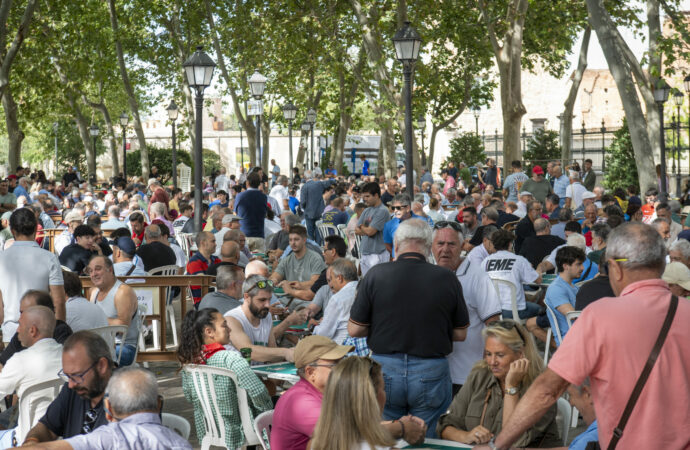 Unas 500 personas participan en el torneo multitudinario de mus de las Ferias de Alcalá