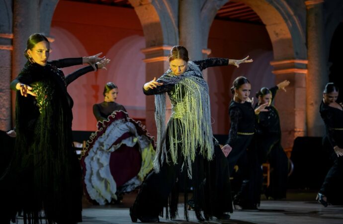 Ferias Alcalá / El Ballet de Azucena Rodríguez triunfó en Las Noches del Patio